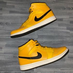 Air Jordan 1 Mid University Gold